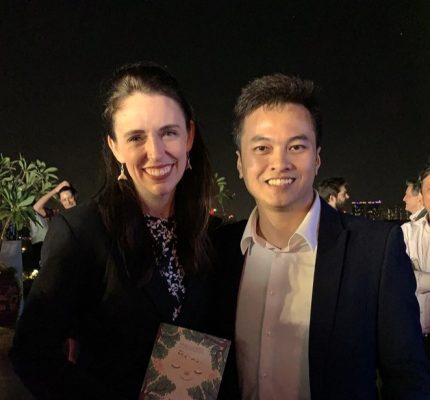 Thủ tướng New Zealand Jacinda Ardern nhận quà từ Trao Group 2 Thủ tướng New Zealand Jacinda Ardern nhận quà từ Trao Group 2