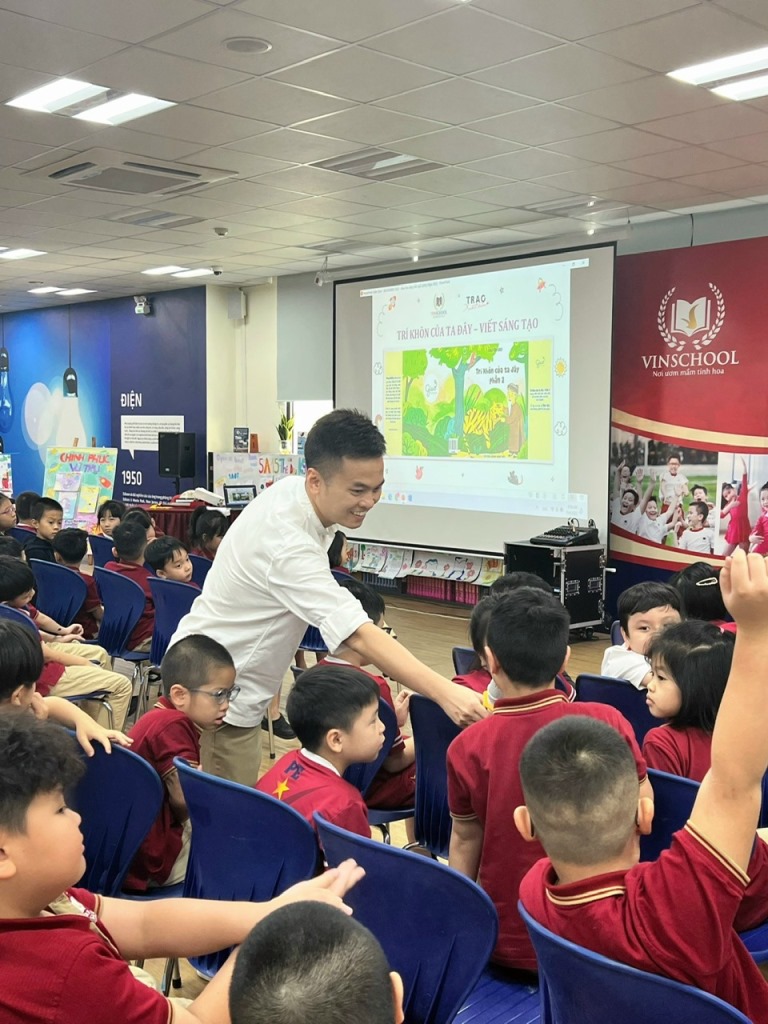 Trao Xuất bản giao lưu cùng học sinh Vinschool T35 Times City 5 Trao Xuất bản giao lưu cùng học sinh Vinschool T35 Times City 5