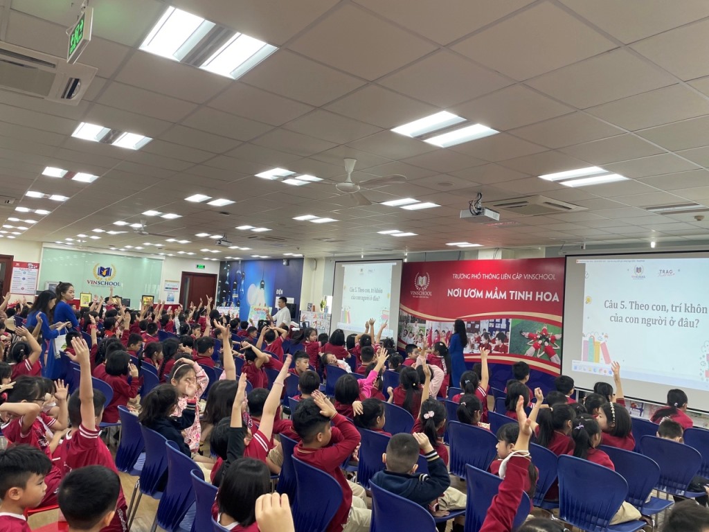 Trao Xuất bản giao lưu cùng học sinh Vinschool T35 Times City 3 Trao Xuất bản giao lưu cùng học sinh Vinschool T35 Times City 3
