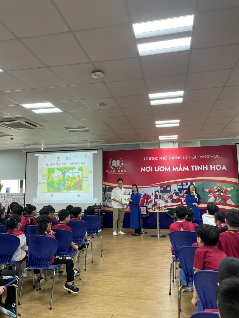 Trao Xuất bản giao lưu cùng học sinh Vinschool T35 Times City 7 Trao Xuất bản giao lưu cùng học sinh Vinschool T35 Times City 7
