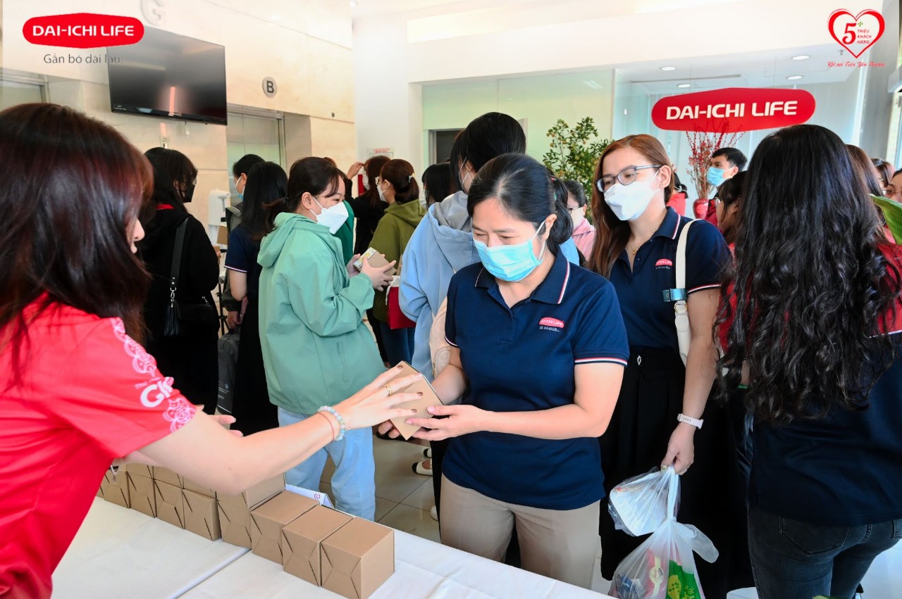 Dai-ichi chọn quà Gieo cho ngày 'tiếp sức xanh' 8