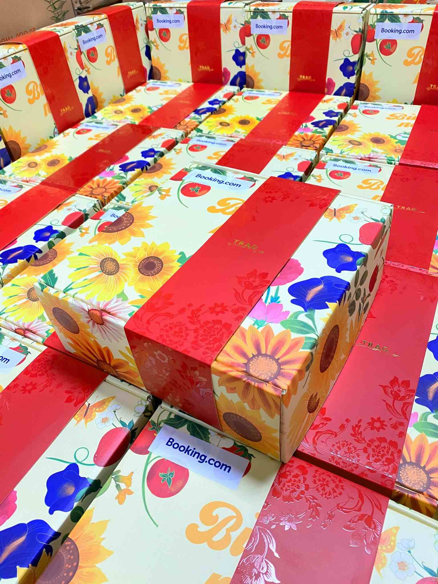 Booking.com tặng hộp quà bừng nở của Trao và Gieo cho khách hàng dịp tết quý mão 2 Booking.com tặng hộp quà bừng nở của Trao và Gieo cho khách hàng dịp tết quý mão 2