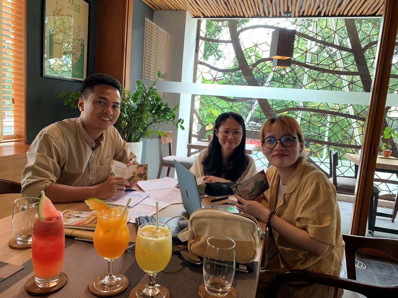 Họa sỹ Trịnh Anh kể về văn hóa Trao: "Chậm một chút, kỹ một chút để đứa con tinh thần được toàn vẹn" 2 Họa sỹ Trịnh Anh kể về văn hóa Trao: "Chậm một chút, kỹ một chút để đứa con tinh thần được toàn vẹn" 2