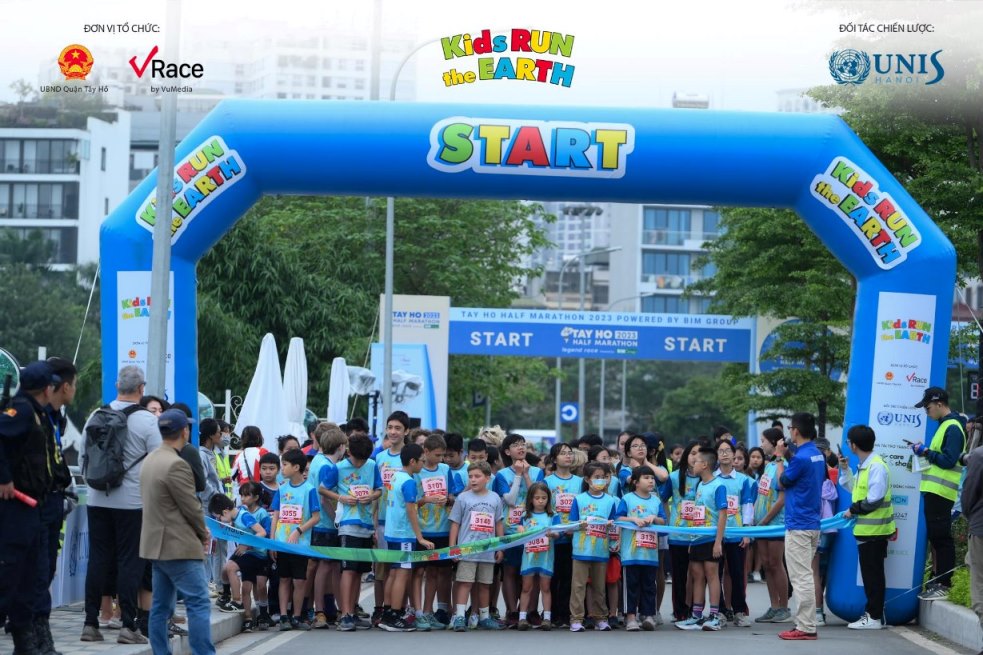 UNIS Hanoi tặng quà hạt giống từ Gieo cho khách tới giải chạy Kids run the Earth 19 UNIS Hanoi tặng quà hạt giống từ Gieo cho khách tới giải chạy Kids run the Earth 19
