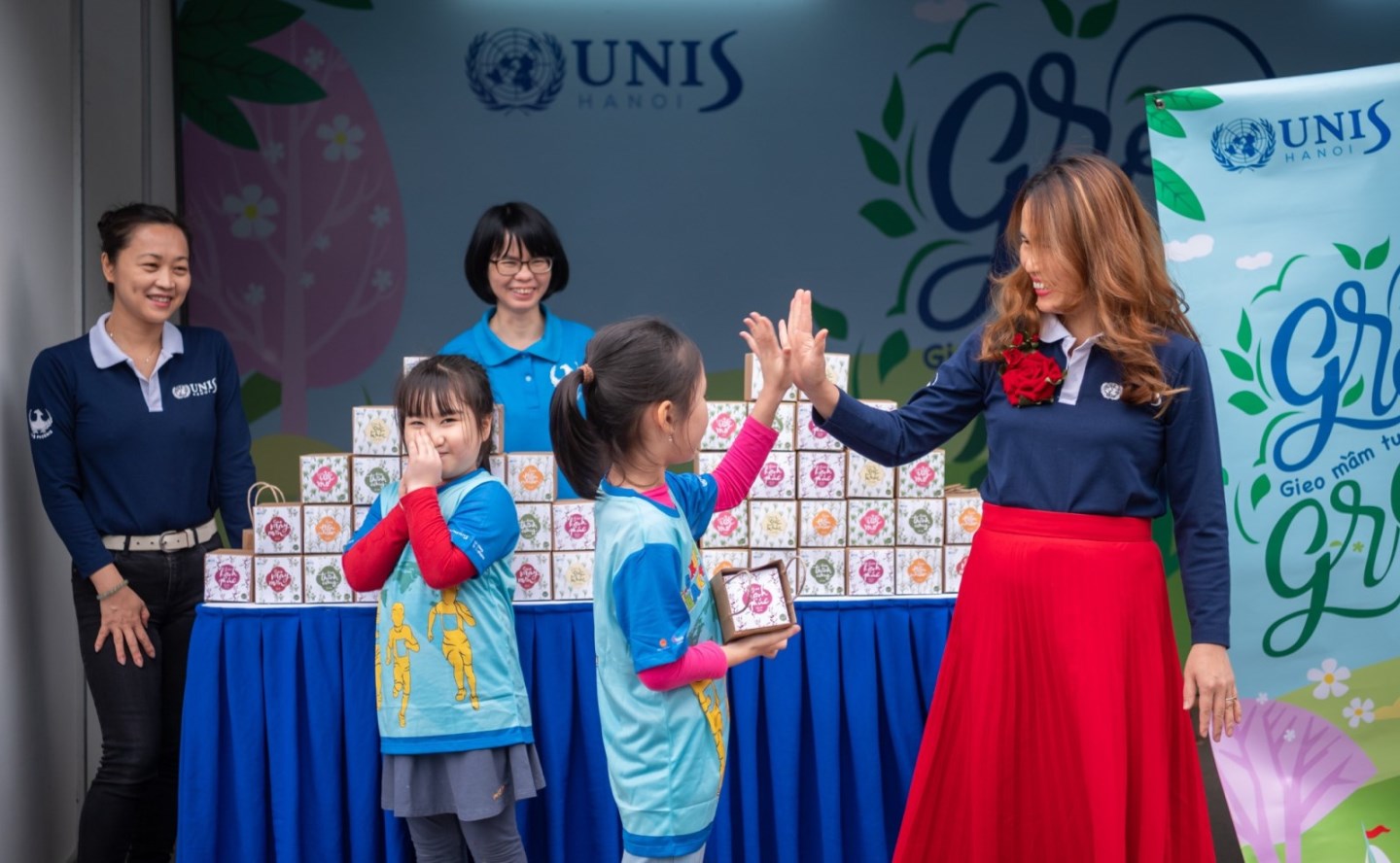 UNIS Hanoi tặng quà hạt giống từ Gieo cho khách tới giải chạy Kids run the Earth 7 UNIS Hanoi tặng quà hạt giống từ Gieo cho khách tới giải chạy Kids run the Earth 7