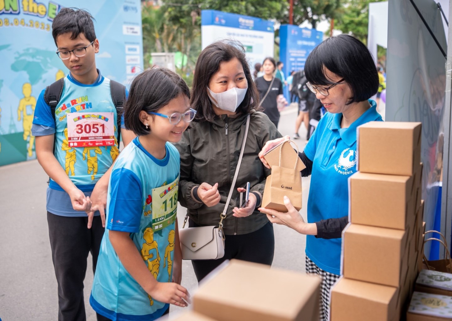 UNIS Hanoi tặng quà hạt giống từ Gieo cho khách tới giải chạy Kids run the Earth 9 UNIS Hanoi tặng quà hạt giống từ Gieo cho khách tới giải chạy Kids run the Earth 9