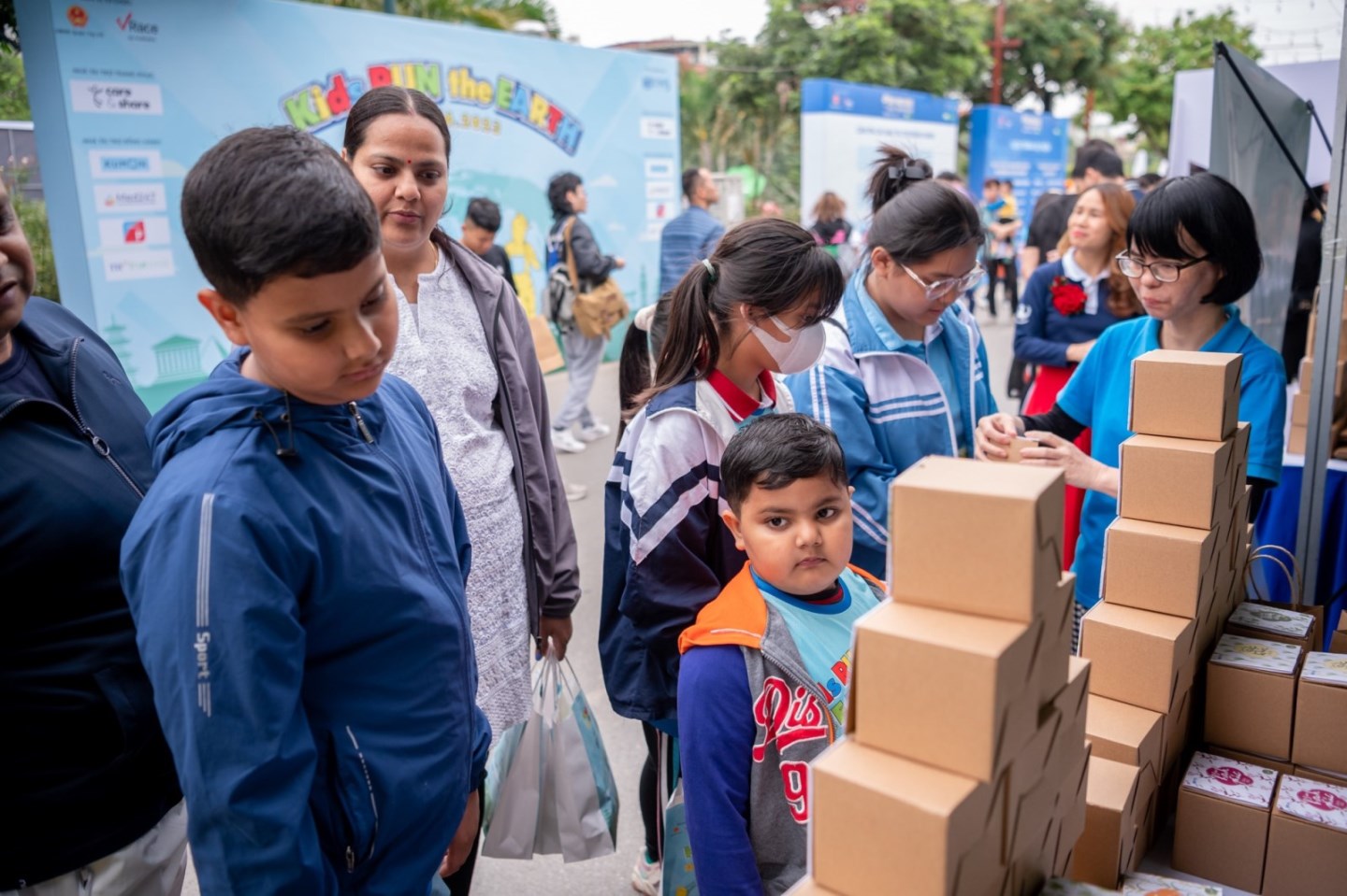 UNIS Hanoi tặng quà hạt giống từ Gieo cho khách tới giải chạy Kids run the Earth 10 UNIS Hanoi tặng quà hạt giống từ Gieo cho khách tới giải chạy Kids run the Earth 10