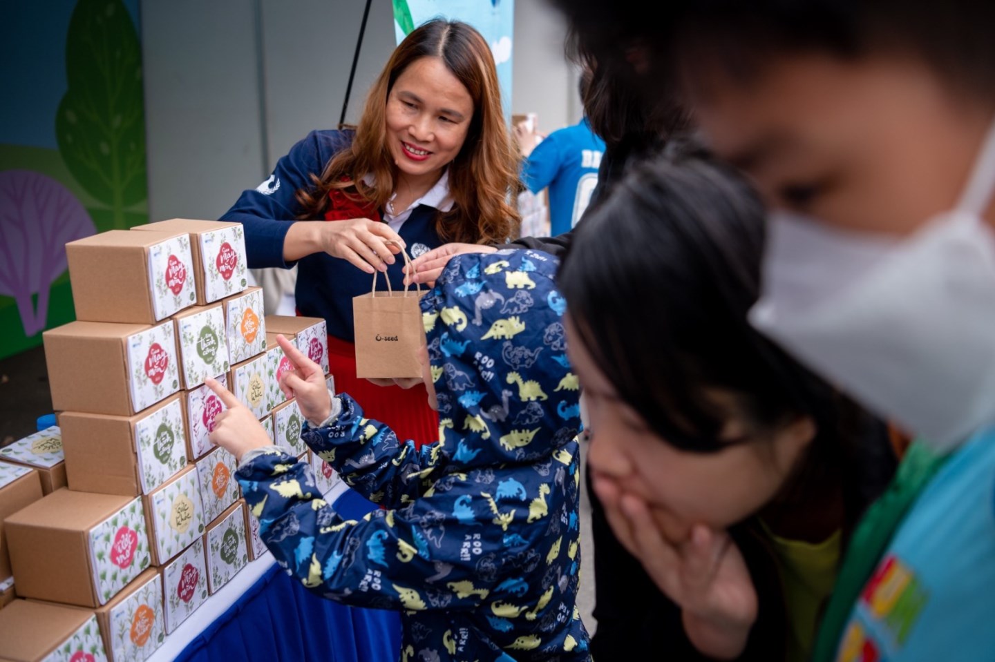 UNIS Hanoi tặng quà hạt giống từ Gieo cho khách tới giải chạy Kids run the Earth 11 UNIS Hanoi tặng quà hạt giống từ Gieo cho khách tới giải chạy Kids run the Earth 11