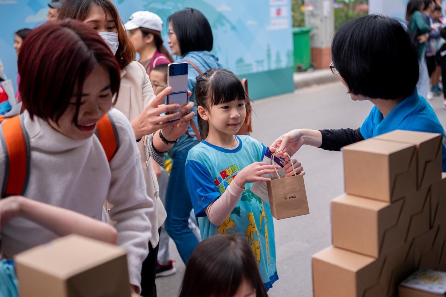 UNIS Hanoi tặng quà hạt giống từ Gieo cho khách tới giải chạy Kids run the Earth 12 UNIS Hanoi tặng quà hạt giống từ Gieo cho khách tới giải chạy Kids run the Earth 12