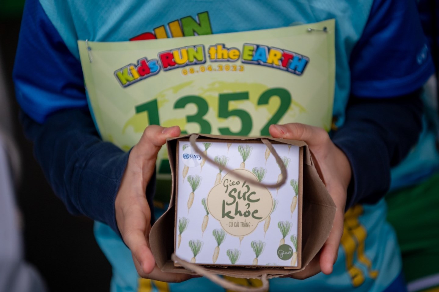 UNIS Hanoi tặng quà hạt giống từ Gieo cho khách tới giải chạy Kids run the Earth 13 UNIS Hanoi tặng quà hạt giống từ Gieo cho khách tới giải chạy Kids run the Earth 13