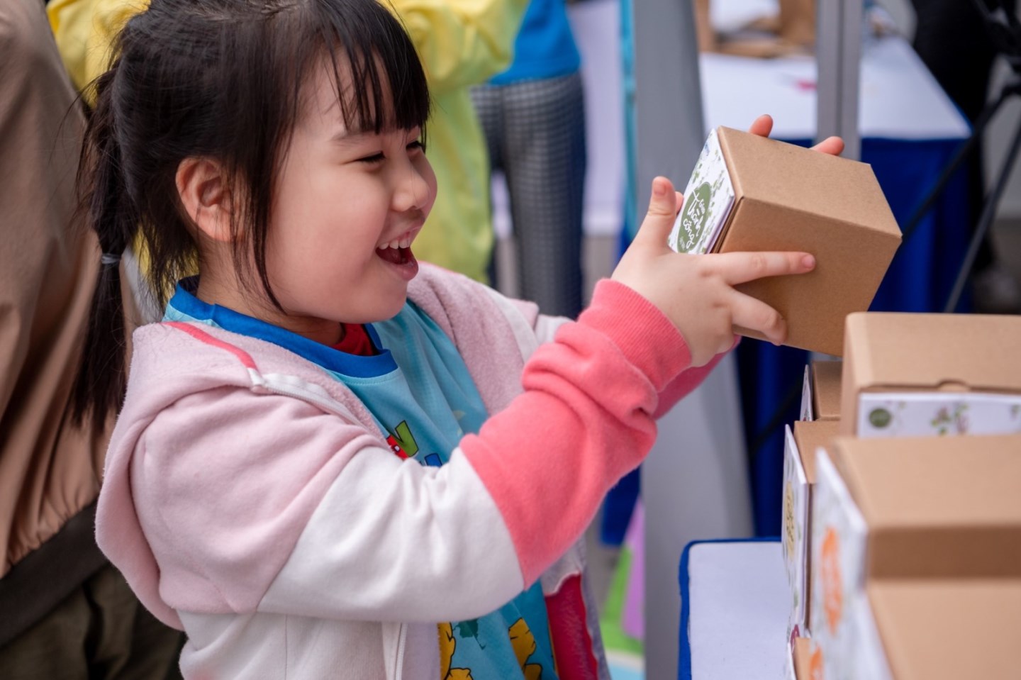 UNIS Hanoi tặng quà hạt giống từ Gieo cho khách tới giải chạy Kids run the Earth 15 UNIS Hanoi tặng quà hạt giống từ Gieo cho khách tới giải chạy Kids run the Earth 15