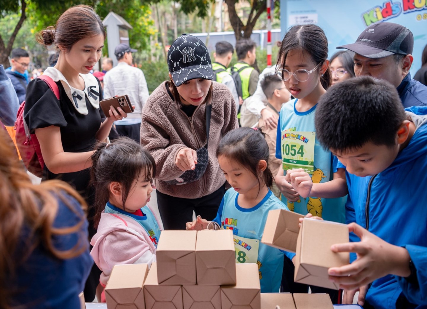UNIS Hanoi tặng quà hạt giống từ Gieo cho khách tới giải chạy Kids run the Earth 16 UNIS Hanoi tặng quà hạt giống từ Gieo cho khách tới giải chạy Kids run the Earth 16