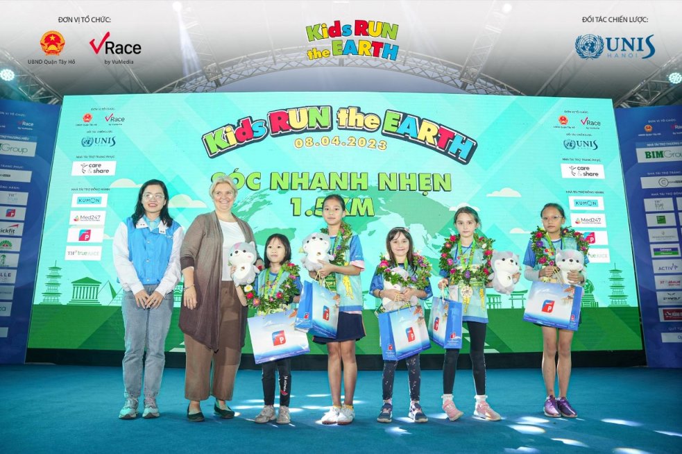 UNIS Hanoi tặng quà hạt giống từ Gieo cho khách tới giải chạy Kids run the Earth 21 UNIS Hanoi tặng quà hạt giống từ Gieo cho khách tới giải chạy Kids run the Earth 21