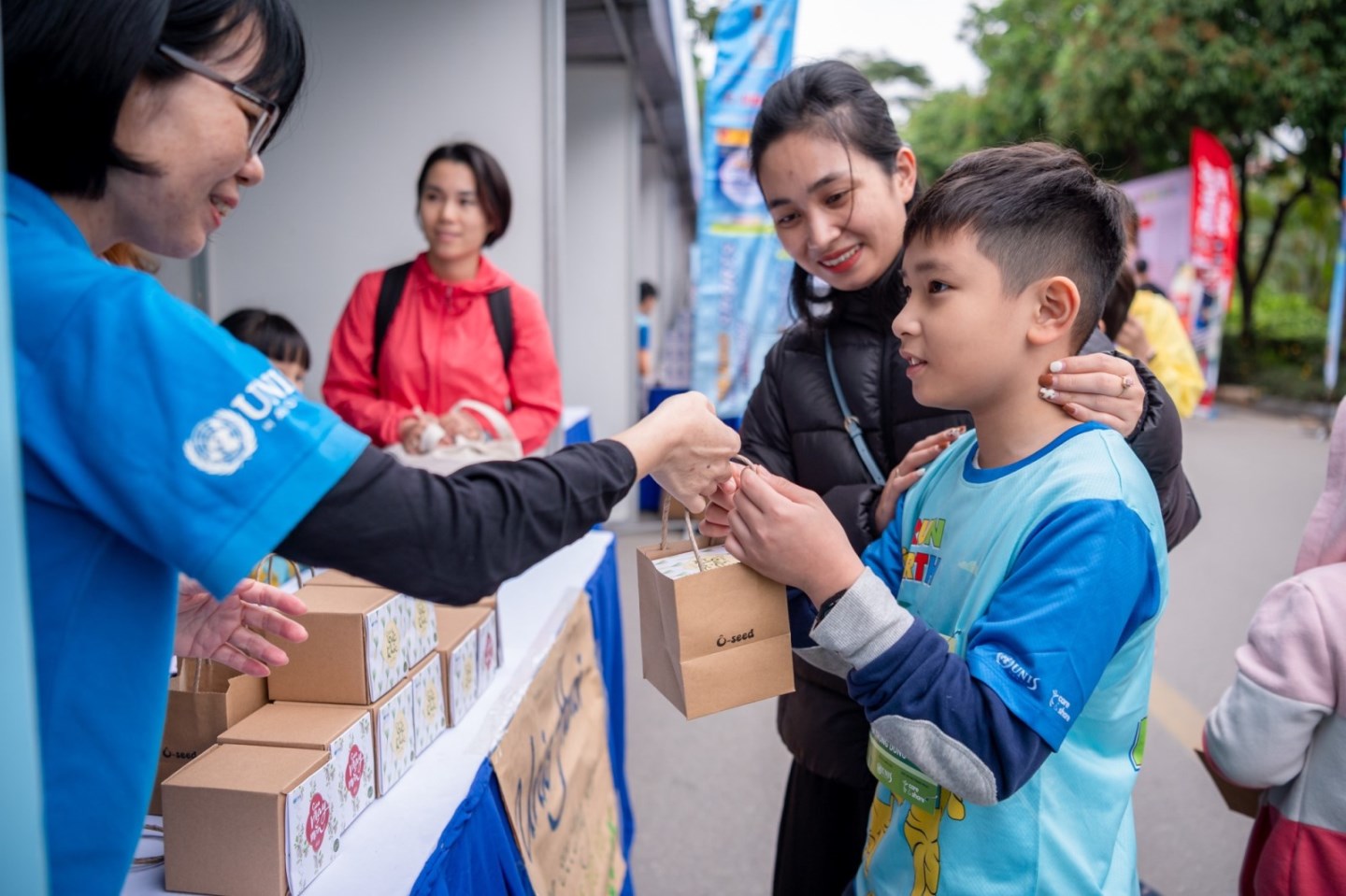 UNIS Hanoi tặng quà hạt giống từ Gieo cho khách tới giải chạy Kids run the Earth 17 UNIS Hanoi tặng quà hạt giống từ Gieo cho khách tới giải chạy Kids run the Earth 17