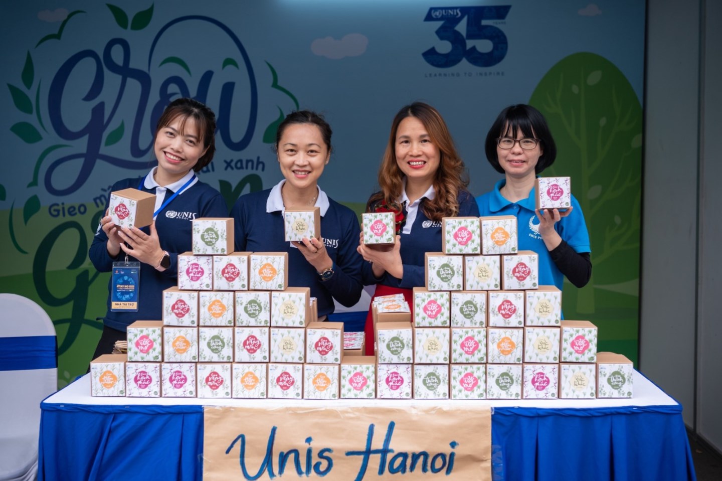 UNIS Hanoi tặng quà hạt giống từ Gieo cho khách tới giải chạy Kids run the Earth 1