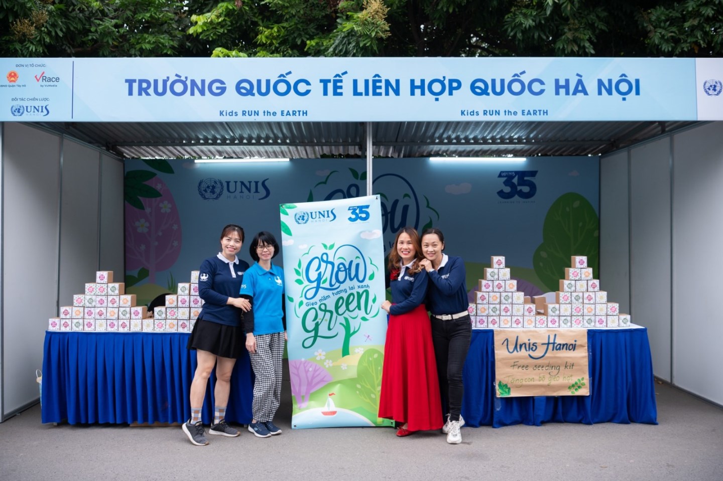 UNIS Hanoi tặng quà hạt giống từ Gieo cho khách tới giải chạy Kids run the Earth 2 UNIS Hanoi tặng quà hạt giống từ Gieo cho khách tới giải chạy Kids run the Earth 2