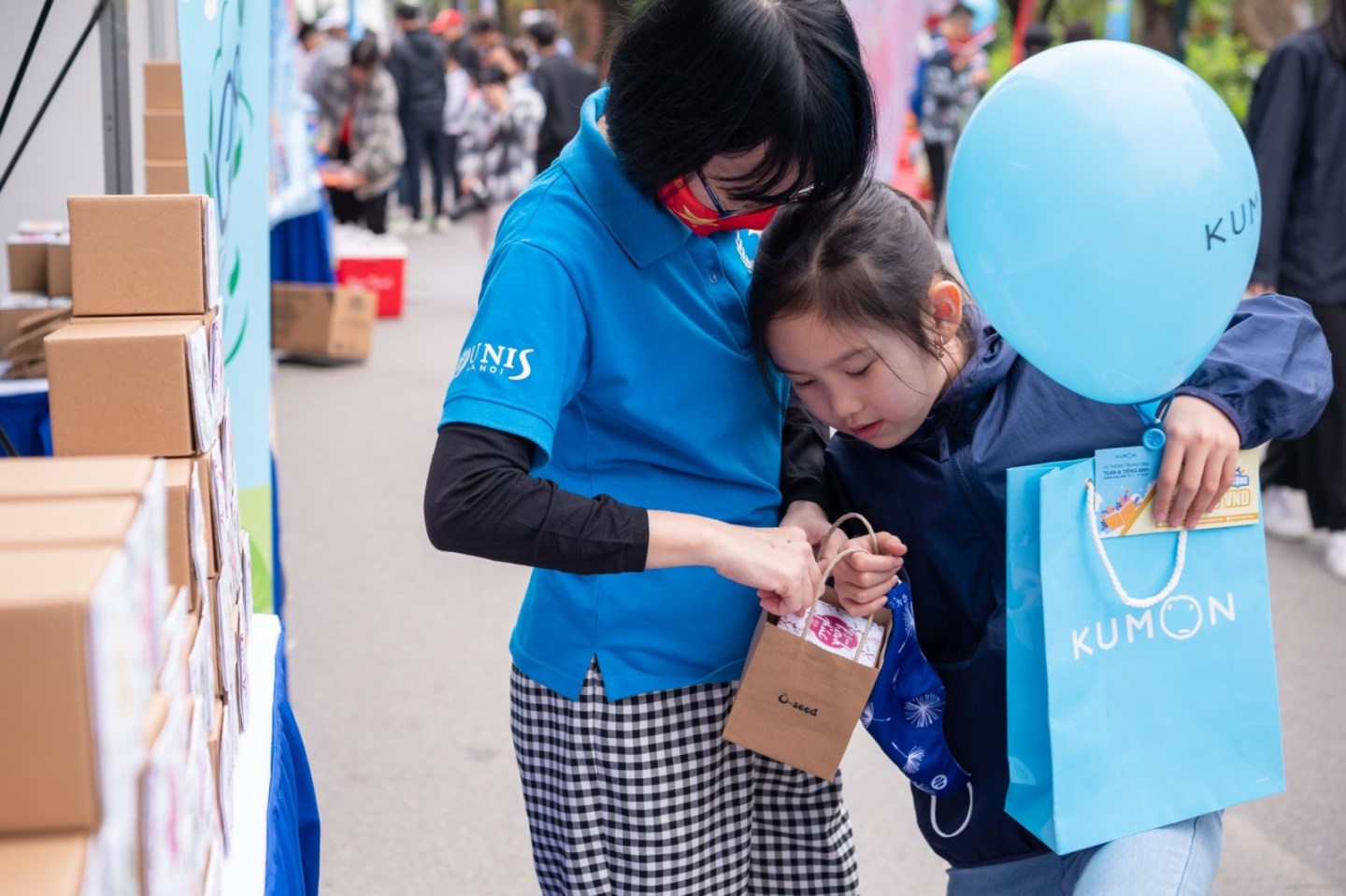 UNIS Hanoi tặng quà hạt giống từ Gieo cho khách tới giải chạy Kids run the Earth 6 UNIS Hanoi tặng quà hạt giống từ Gieo cho khách tới giải chạy Kids run the Earth 6