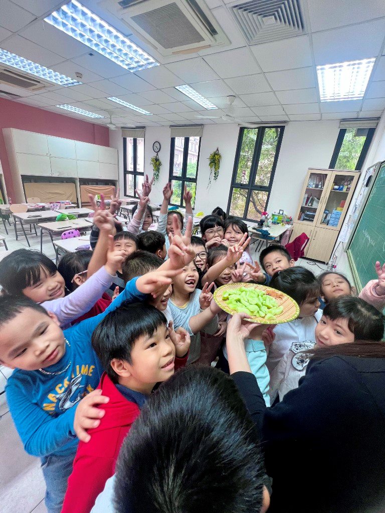 [Hà Nội] - Cùng cô trò Trường Marie Curie chia sẻ niềm vui thu hoạch từ Lì xì Hạt giống 16