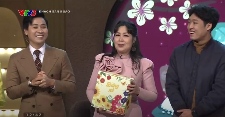 Chương trình Khách sạn 5 sao (VTV3) tặng hộp quà Gieo cho NSND Hồng Vân trong số mùng 2 tết Giáp Thìn 11