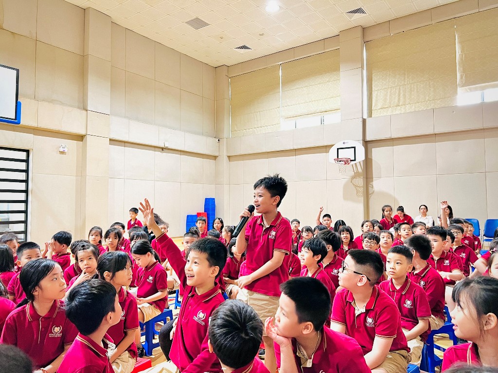 Các em học sinh trường Vinschool giao lưu cùng diễn giả Lương Ngọc Đức trong tuần lễ sách 2023 8