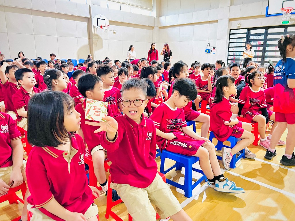 Các em học sinh trường Vinschool giao lưu cùng diễn giả Lương Ngọc Đức trong tuần lễ sách 2023 16