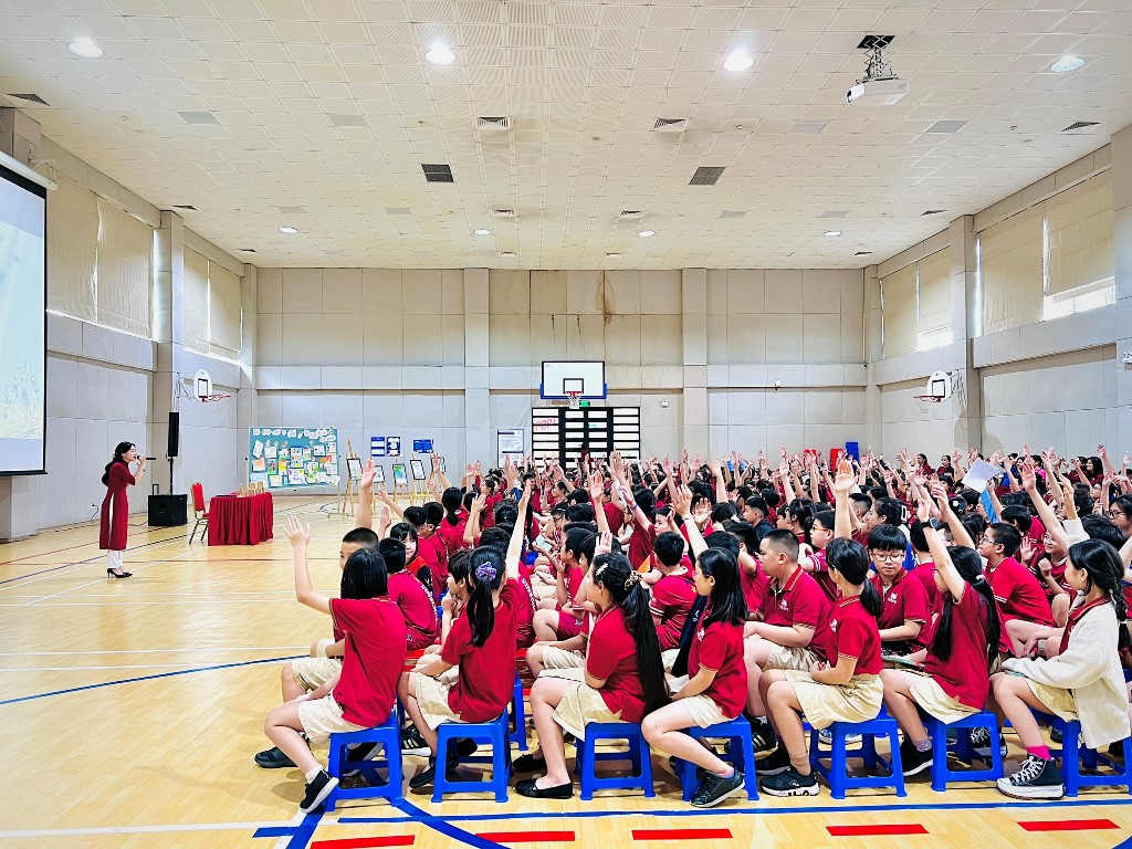 Các em học sinh trường Vinschool giao lưu cùng diễn giả Lương Ngọc Đức trong tuần lễ sách 2023 1