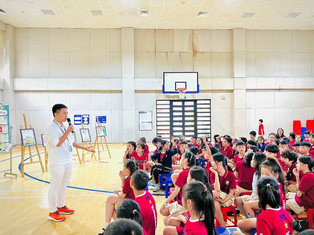 Các em học sinh trường Vinschool giao lưu cùng diễn giả Lương Ngọc Đức trong tuần lễ sách 2023 4