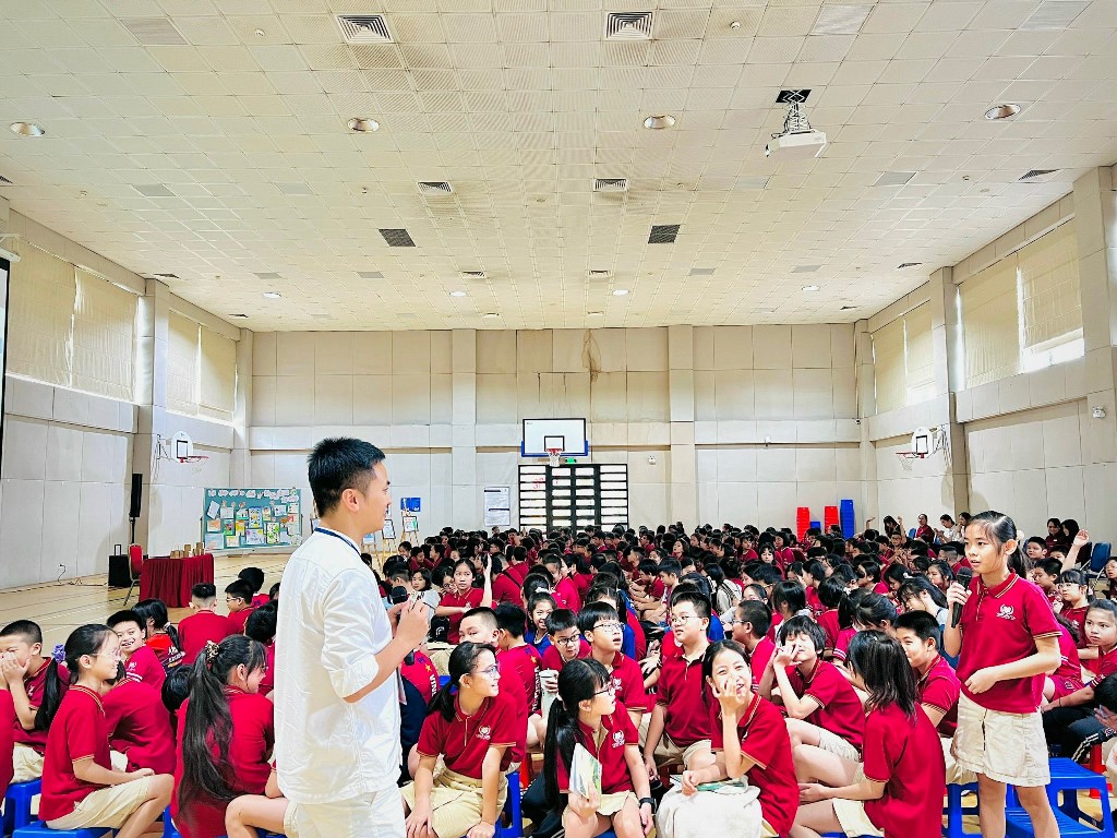 Các em học sinh trường Vinschool giao lưu cùng diễn giả Lương Ngọc Đức trong tuần lễ sách 2023 5