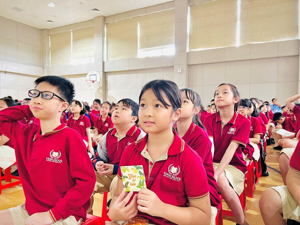 Các em học sinh trường Vinschool giao lưu cùng diễn giả Lương Ngọc Đức trong tuần lễ sách 2023 6