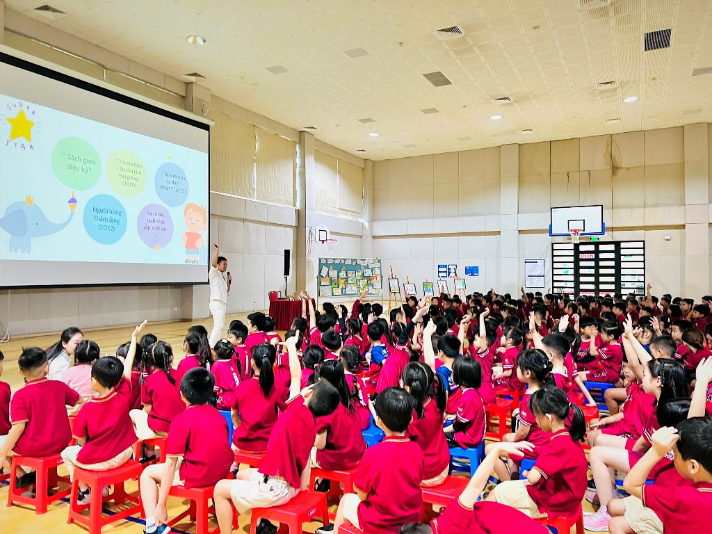 Các em học sinh trường Vinschool giao lưu cùng diễn giả Lương Ngọc Đức trong tuần lễ sách 2023 9