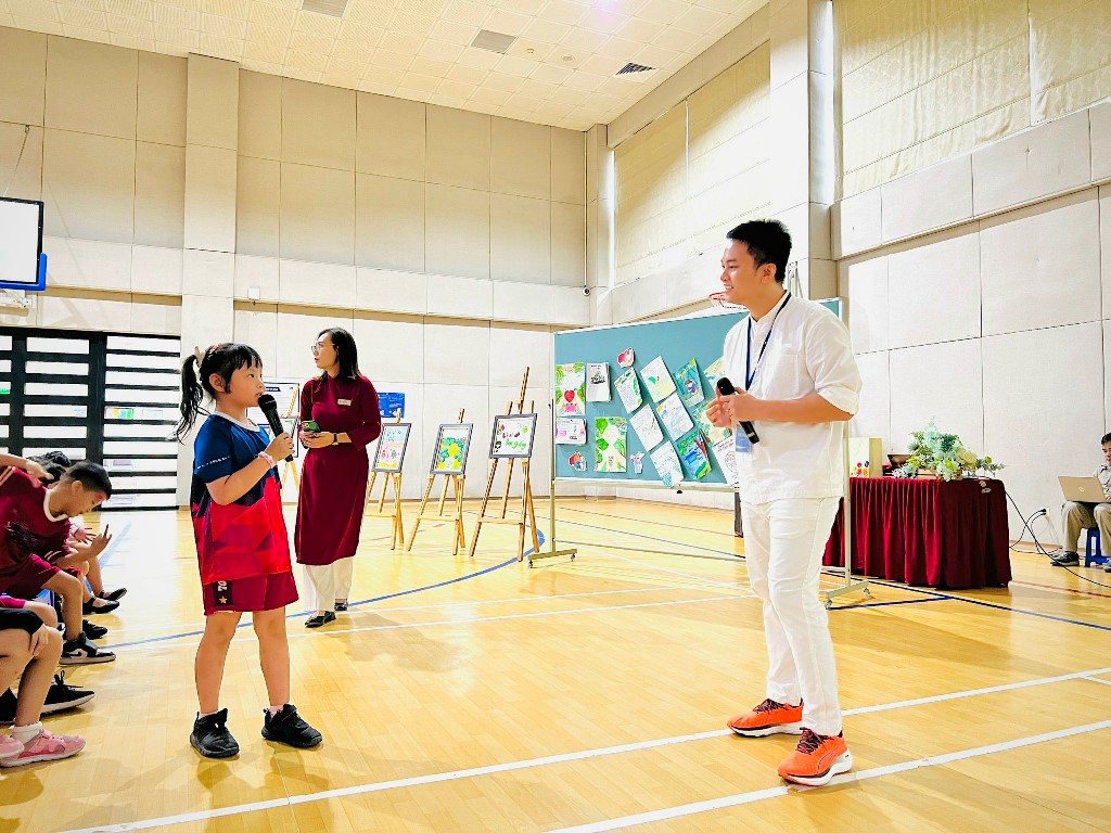 Các em học sinh trường Vinschool giao lưu cùng diễn giả Lương Ngọc Đức trong tuần lễ sách 2023 10