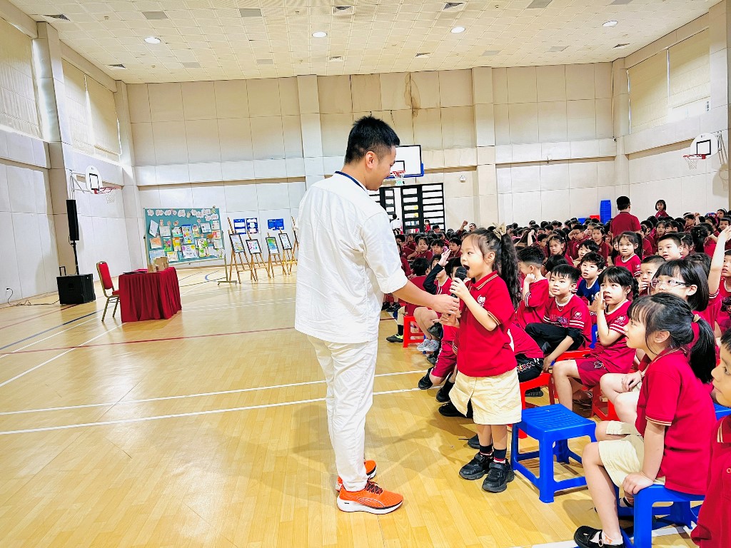 Các em học sinh trường Vinschool giao lưu cùng diễn giả Lương Ngọc Đức trong tuần lễ sách 2023 11