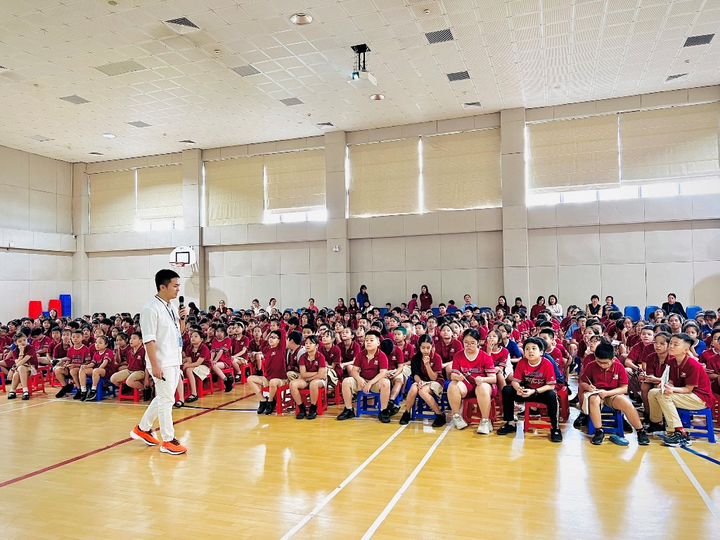 Các em học sinh trường Vinschool giao lưu cùng diễn giả Lương Ngọc Đức trong tuần lễ sách 2023 5