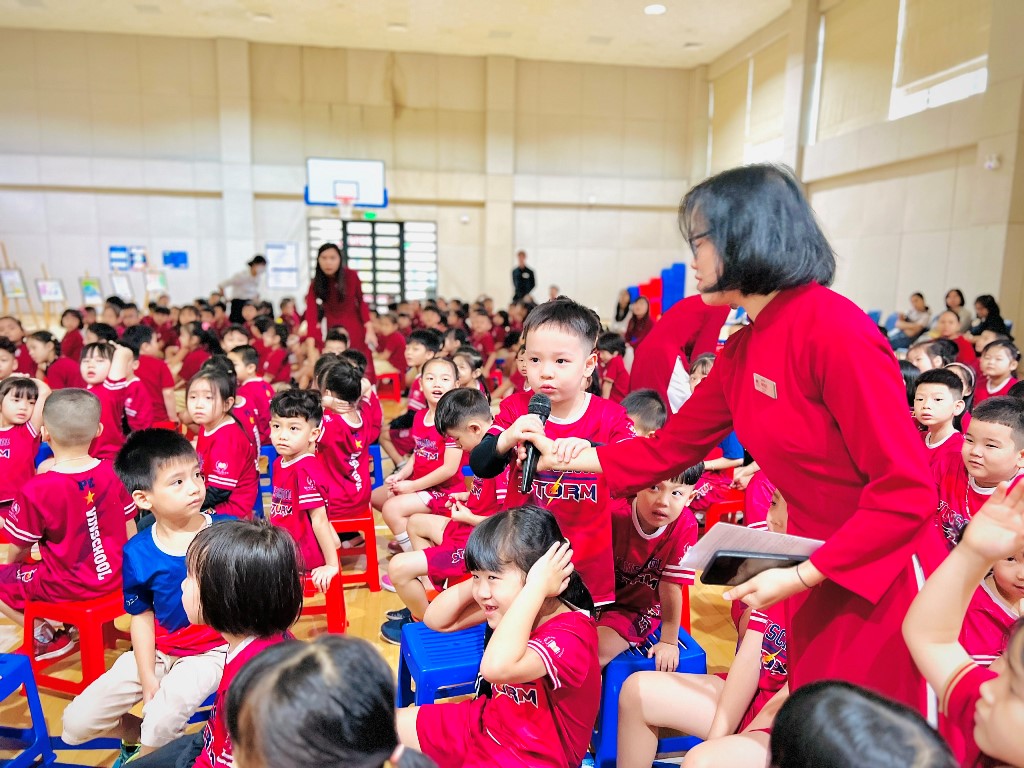 Các em học sinh trường Vinschool giao lưu cùng diễn giả Lương Ngọc Đức trong tuần lễ sách 2023 15