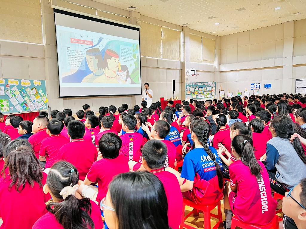 Các em học sinh trường Vinschool giao lưu cùng diễn giả Lương Ngọc Đức trong tuần lễ sách 2023 3