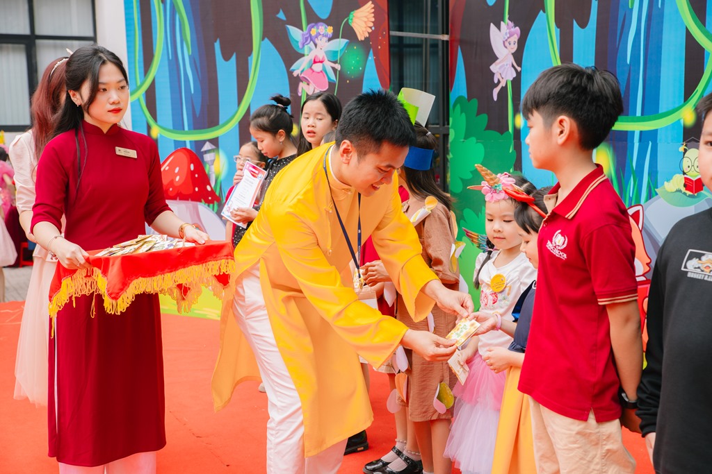 Trao trong lễ tổng kết Book Week 2023 của Trường tiểu học Vinschool Greenbay 4 Trao trong lễ tổng kết Book Week 2023 của Trường tiểu học Vinschool Greenbay 4