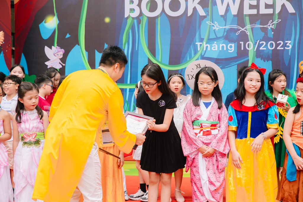 Trao trong lễ tổng kết Book Week 2023 của Trường tiểu học Vinschool Greenbay 6 Trao trong lễ tổng kết Book Week 2023 của Trường tiểu học Vinschool Greenbay 6