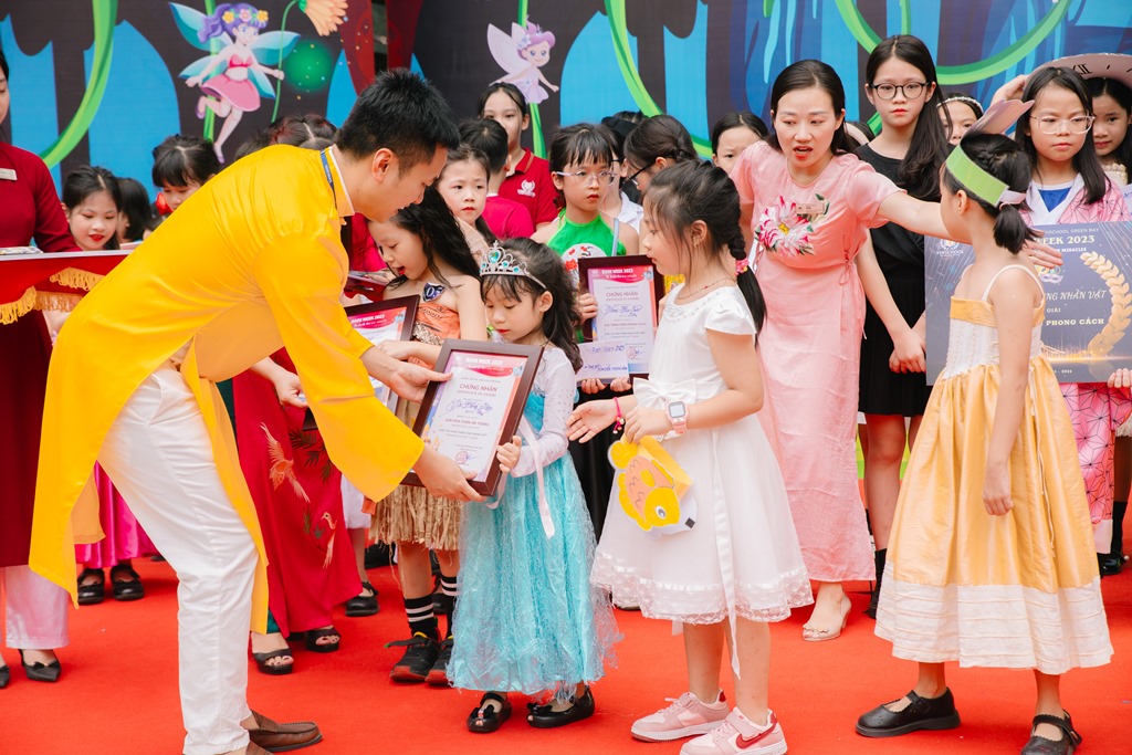 Trao trong lễ tổng kết Book Week 2023 của Trường tiểu học Vinschool Greenbay 7 Trao trong lễ tổng kết Book Week 2023 của Trường tiểu học Vinschool Greenbay 7