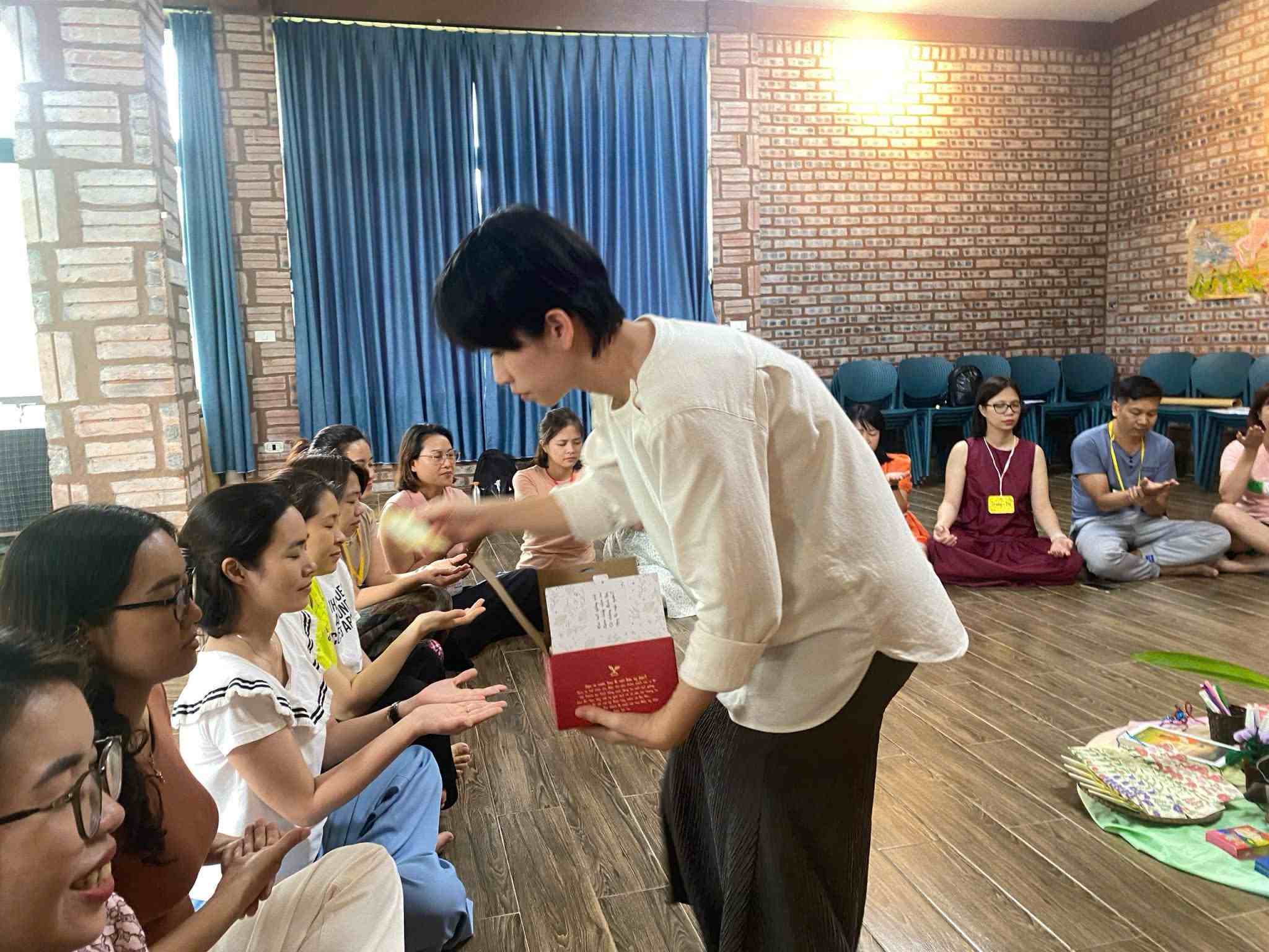 Gieo gửi tặng hạt cho các thầy cô ở Trường học Hạnh phúc 4 Gieo gửi tặng hạt cho các thầy cô ở Trường học Hạnh phúc 4