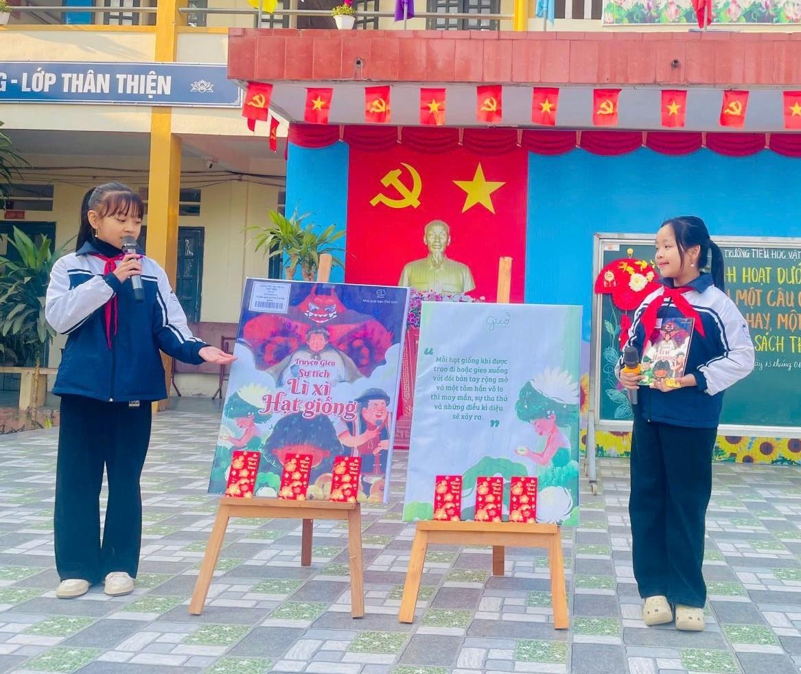 Trường Tiểu học Vật Lại giới thiệu cuốn sách "Truyện Gieo - Sự tích Lì xì Hạt giống" cho học sinh 3