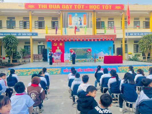 Trường Tiểu học Vật Lại giới thiệu cuốn sách "Truyện Gieo - Sự tích Lì xì Hạt giống" cho học sinh 1