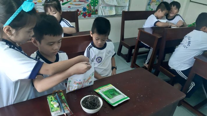 Báo Giáo dục và Thời đại: Trường Sa: Các em nhỏ háo hức lần đầu tặng Lì xì Hạt giống cho bố mẹ 3 Báo Giáo dục và Thời đại: Trường Sa: Các em nhỏ háo hức lần đầu tặng Lì xì Hạt giống cho bố mẹ 3