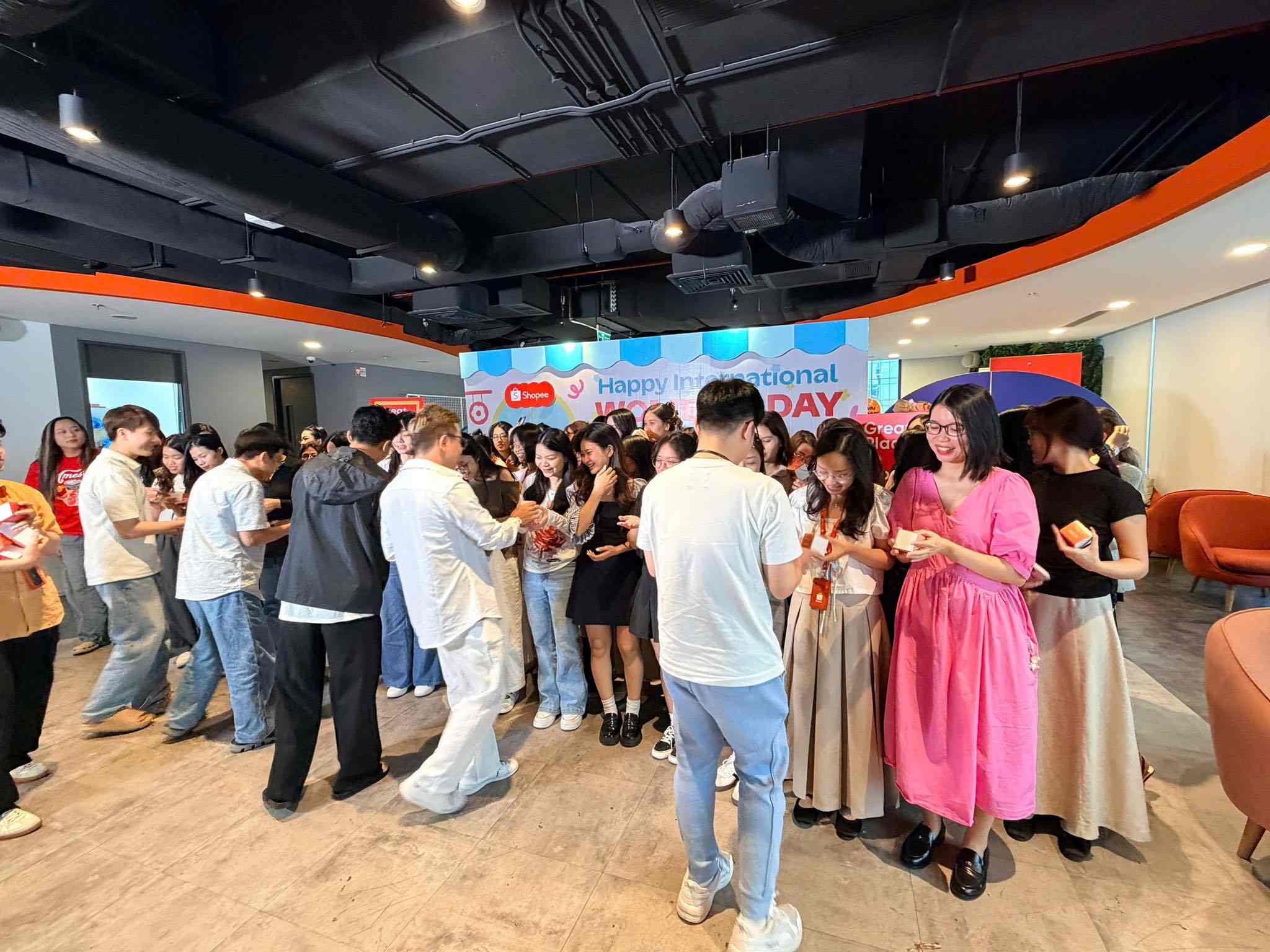 Quà 8/3: Bộ kit Trồng cây của Gieo "Đổ bộ" văn phòng Shopee 2