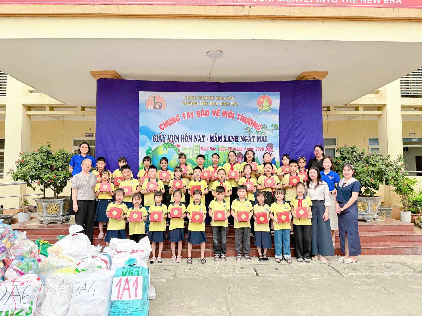 Gieo trong ngày hội "Giấy vụn hôm nay - Mầm xanh ngày mai" tại Trường Tiểu học Kinh Bắc 5