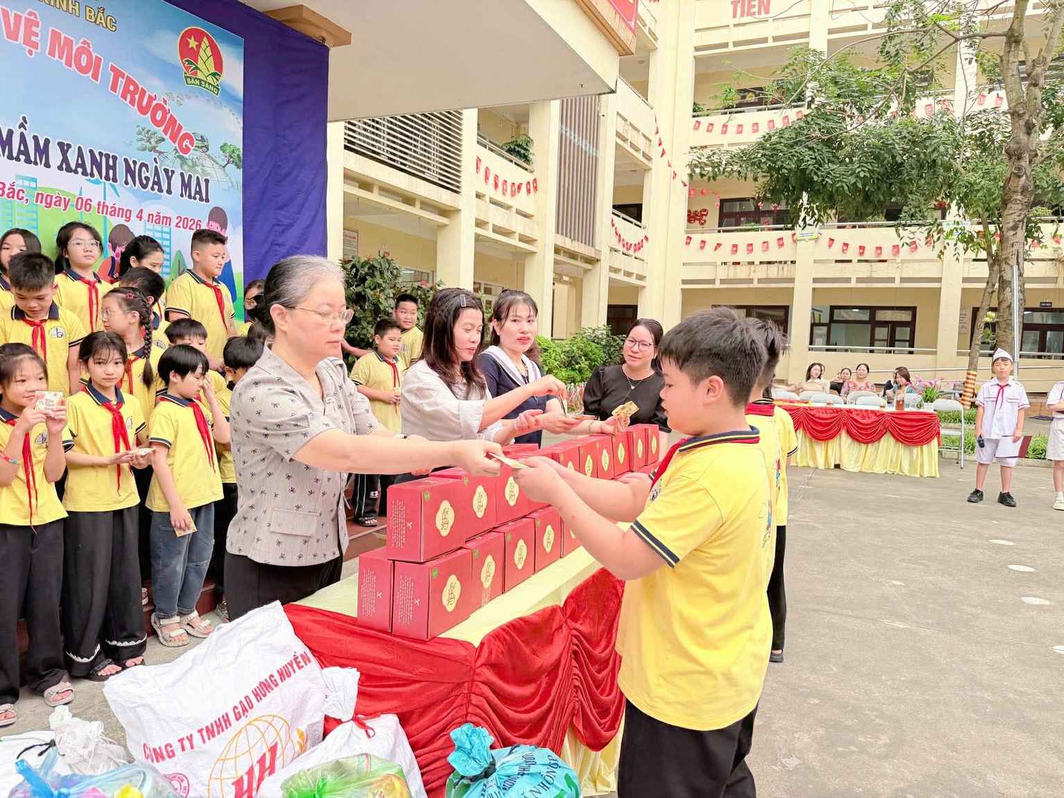 Gieo trong ngày hội "Giấy vụn hôm nay - Mầm xanh ngày mai" tại Trường Tiểu học Kinh Bắc 6