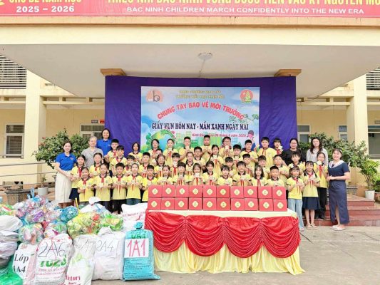 Gieo trong ngày hội "Giấy vụn hôm nay - Mầm xanh ngày mai" tại Trường Tiểu học Kinh Bắc 3