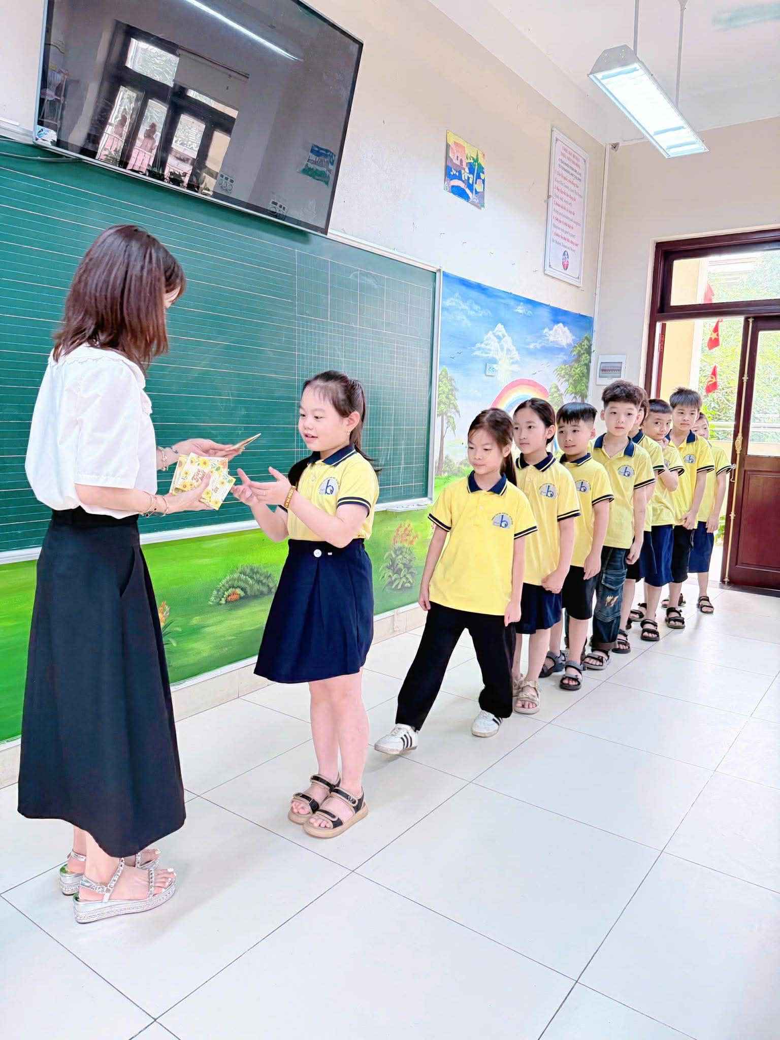 Gieo trong ngày hội "Giấy vụn hôm nay - Mầm xanh ngày mai" tại Trường Tiểu học Kinh Bắc 7