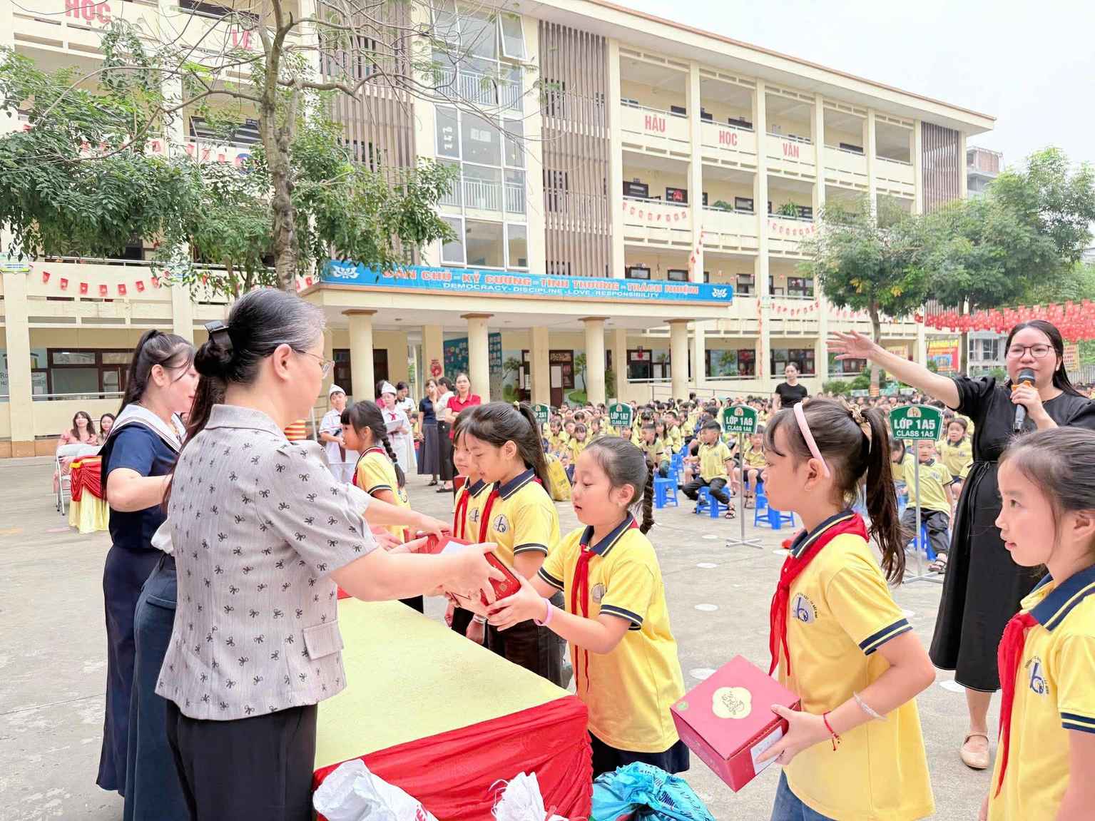 Gieo trong ngày hội "Giấy vụn hôm nay - Mầm xanh ngày mai" tại Trường Tiểu học Kinh Bắc 8