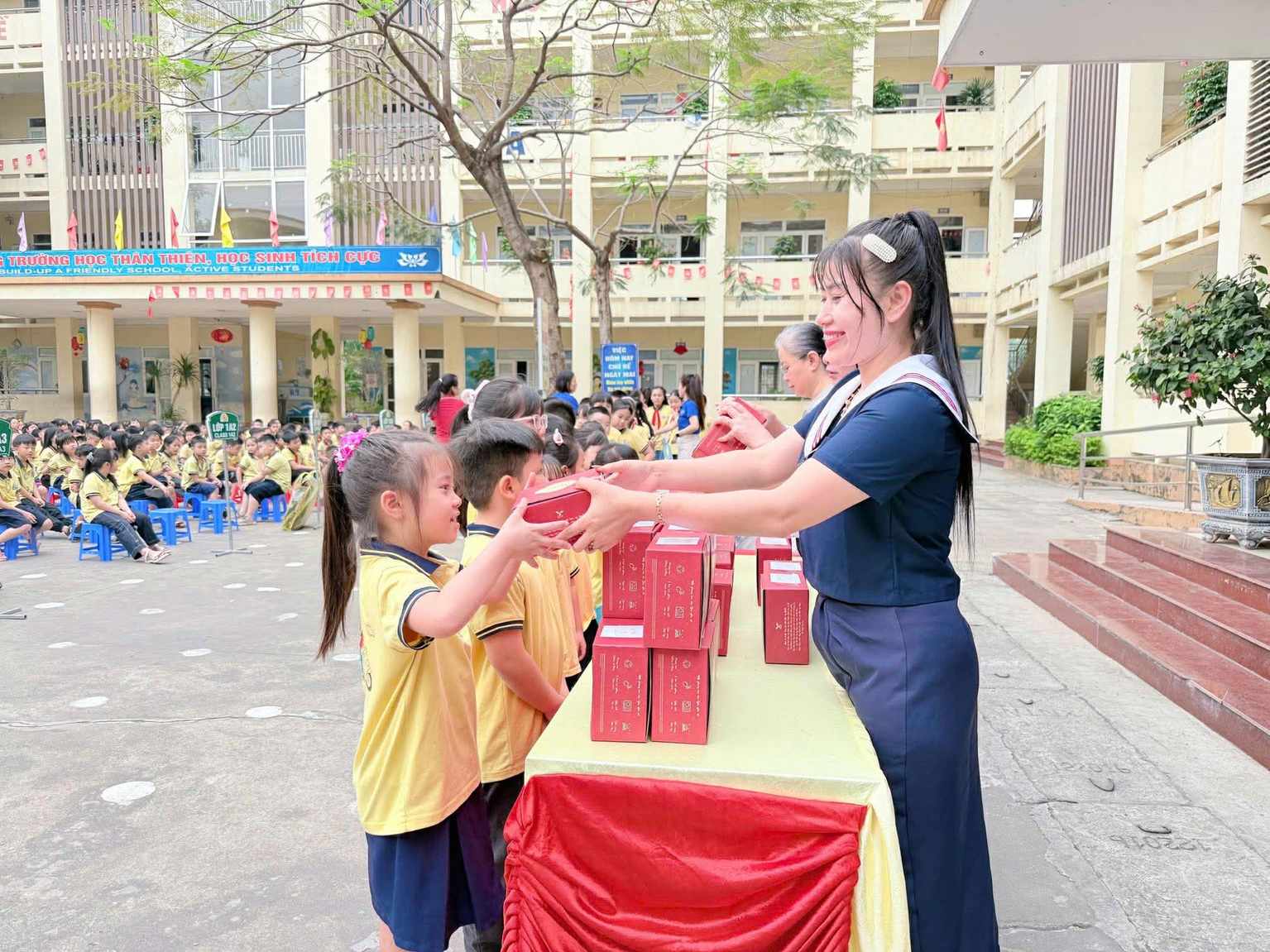 Gieo trong ngày hội "Giấy vụn hôm nay - Mầm xanh ngày mai" tại Trường Tiểu học Kinh Bắc 2