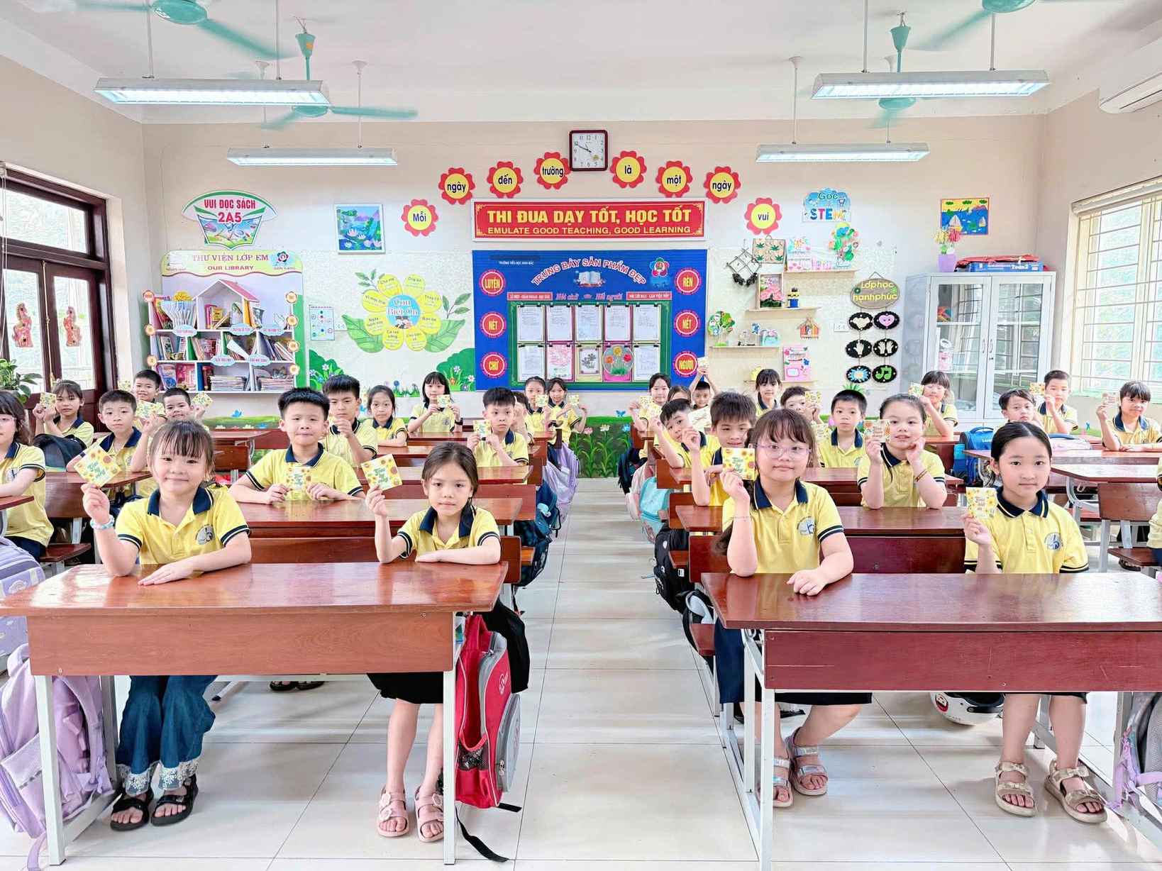 Gieo trong ngày hội "Giấy vụn hôm nay - Mầm xanh ngày mai" tại Trường Tiểu học Kinh Bắc 3